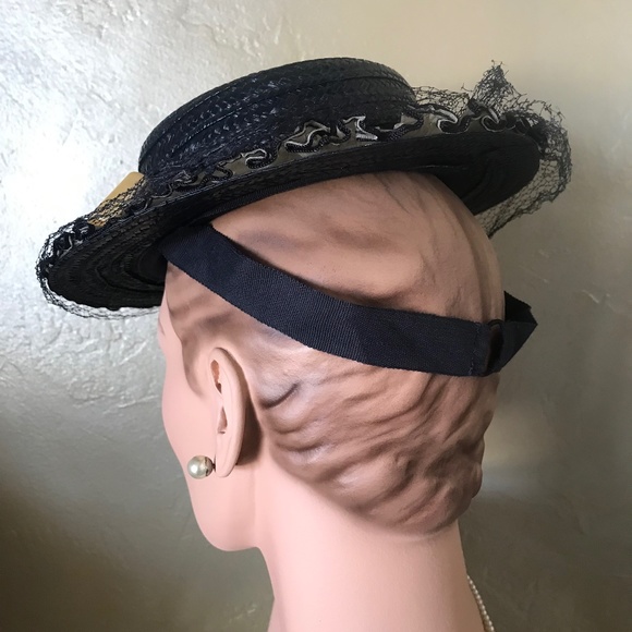 CHIC 1930s\' BLACK STRAW TILT FEDORA -CREME FABRIC TRIM, BAKELITE ORNAMENT & VEIL main image 11